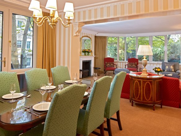 Three Bedroom Serviced Apartment in Kensington, London W8