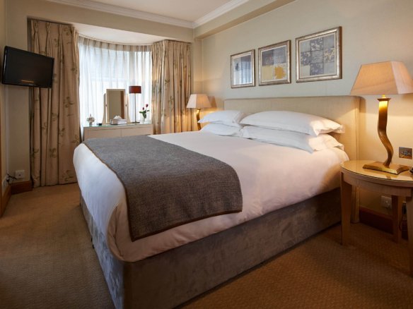 Two Bedroom Serviced Apartment in Knightsbridge, London SW7