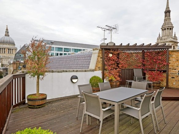 Three Bedroom Serviced Apartment in City of London, London EC4