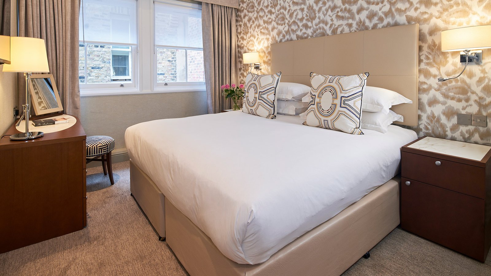Two Bedroom Serviced Apartment in City of London, London EC4
