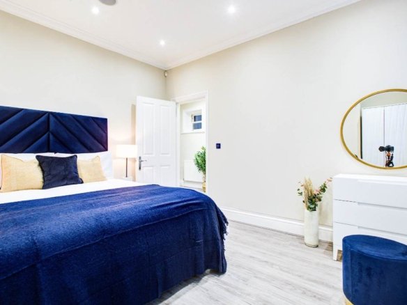 Three Bedroom Serviced Apartment in Battersea, London SW11