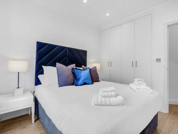 Three Bedroom Serviced Apartment in Fulham, London SW6